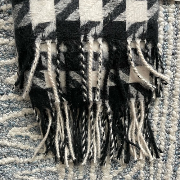Cozy checkered scarf - Picture 2 of 3